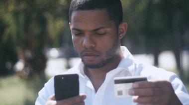 Çekici genç kadın kullanma online alışveriş cep telefonu ve internet bankacılığı sıcak yaz gününde açık ile ödeme