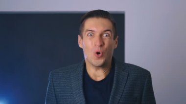 Şaşırmış Genç İş Adamı 'nın Ceketli Portresi. Ani Zafer ya da Başarı