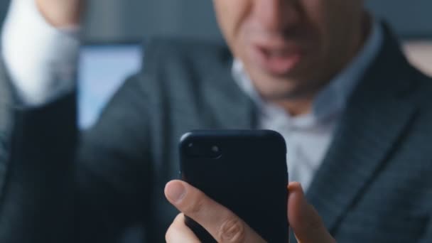 Close-up retrato Empresario utilizando el teléfono inteligente. Reacción de Win, Éxito por el hombre excitado obtener buenas noticias en su teléfono inteligente — Vídeos de Stock