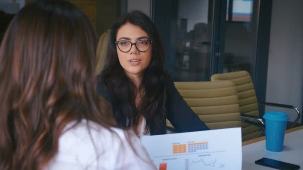 Ung affärskvinna chattar med praktikanten diskuterar jobbintervju kollegor har konversation på kontoret njuter av lagarbete — Stockvideo