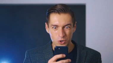 Smartphone 'da Mesaj Okurken İşadamı Başarı Kutlaması. Yakışıklı profesyonel başarılı iş adamı kişisel hedeflerine ulaşıyor.