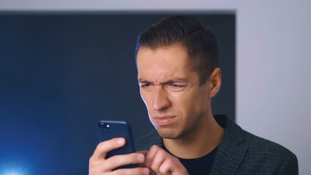 Uomo d'affari deluso ha ricevuto un brutto messaggio sul suo smartphone. Sorpresa e tristezza. Uomo spiacevolmente sorpreso . — Video Stock
