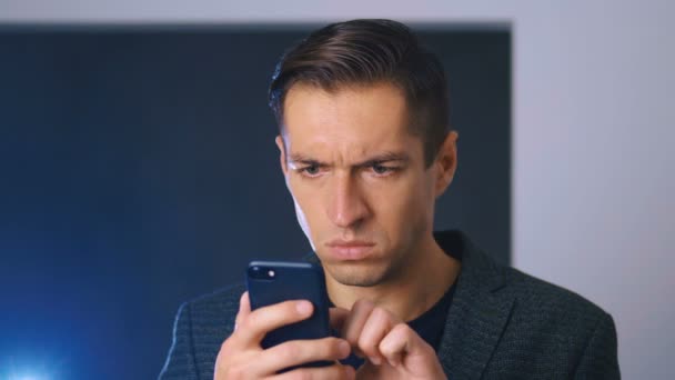 Hombre de negocios agresivo recibió un mal mensaje en su teléfono inteligente Hombre grita y muestra agresividad. Jefe Loco — Vídeos de Stock