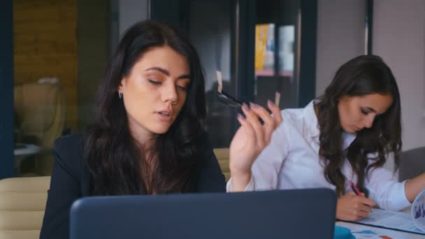 无聊的女商人坐在办公室的笔记本电脑旁。 疲惫不堪的抑郁女人想工作在一起。 概念-工作中的困难. — 图库视频影像