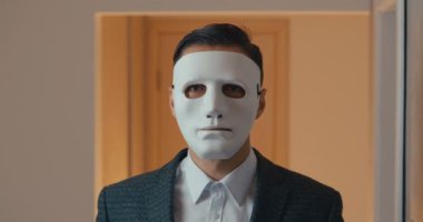 Yüzünü maskeyle saklayan genç iş adamının portresi..