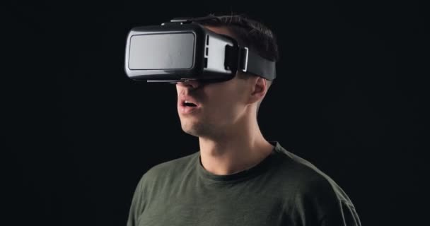 Portret młodego mężczyzny z okularami Vr na czarnym tle. Mężczyzna Virtual Reality Console Zestaw słuchawkowy Play 3d Gaming Innowacje Internet Entertainment Technology — Wideo stockowe