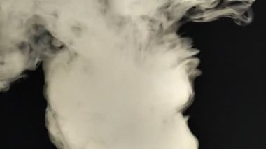 Duman, çerçevenin içinden siyah bir arka planda uçar. Efektler ve geçişler için iyi görüntüler.