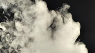 Duman, çerçevenin içinden siyah bir arka planda uçar. Efektler ve geçişler için iyi görüntüler.