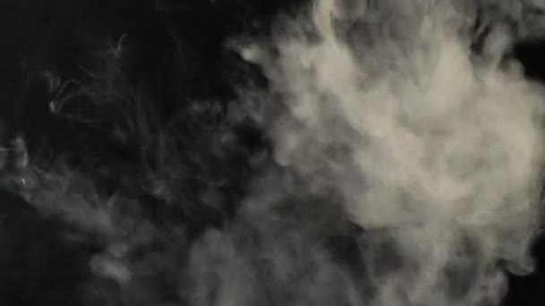 Nubes de humo realistas La niebla vuela a través del marco. Buen material para efectos y transiciones. Nube de humo sobre fondo negro aislado — Vídeos de Stock