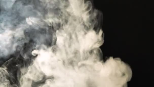 Nuvole di fumo realistiche La nebbia vola attraverso la cornice. Bel filmato per effetti e transizioni. Nuvola di fumo su sfondo nero isolato — Video Stock