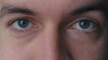 Makro adamın gözlerini kapat.