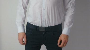 İş adamı kotunun boş ceplerini çevirir. Para yok. Yoksulluk Finans sektörü iflas kavramı