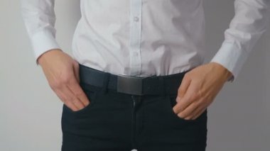 İş adamı kotunun boş ceplerini çevirir. Para yok. Yoksulluk Finans sektörü iflas kavramı