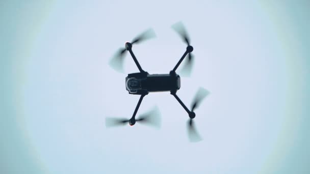 Drone που πετούν στον ουρανό αργή κίνηση — Αρχείο Βίντεο