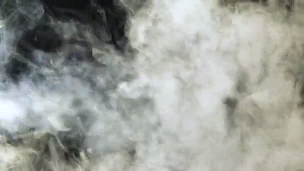 Il fumo vola attraverso la cornice su uno sfondo nero. Buon filmato per effetti e transizioni . — Video Stock