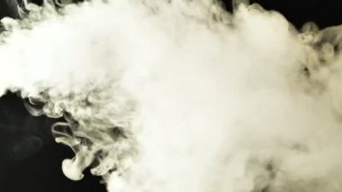 Duman, çerçevenin içinden siyah bir arka planda uçar. Efektler ve geçişler için iyi görüntüler.