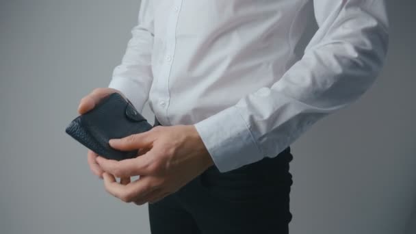 Detailní záběr mužské ruky držící koženou peněženku prázdnou bez peněz. Koncept chudoby. Podnikatel v bílé košili zatčen bankrot. — Stock video