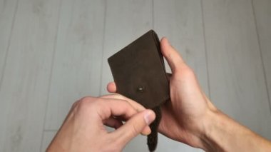 Adam elleri boş cüzdanı parasız, parasız, fakirlik konsepti olmadan açıyor. İş adamı boş cüzdana bakıyor..