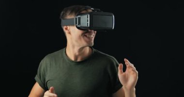 Siyah arka planda Vr gözlük kullanan genç adamın portresi. Erkek Sanal Gerçeklik Konsolu Oyun 3d Oyun İcat İnternet Eğlence Teknolojisi