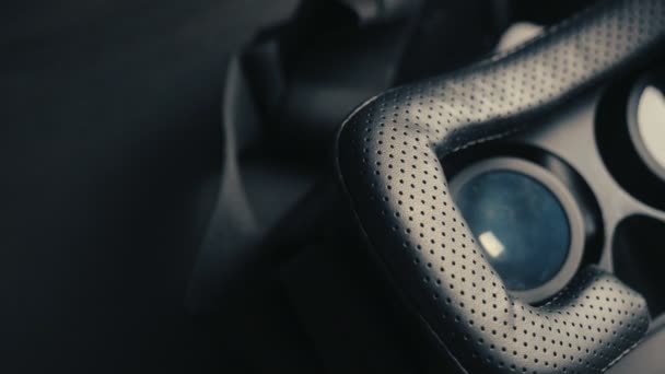 Gros plan de lunettes réalité virtuelle VR hemlet couché sur une table noire. Concept de technologies modernes .