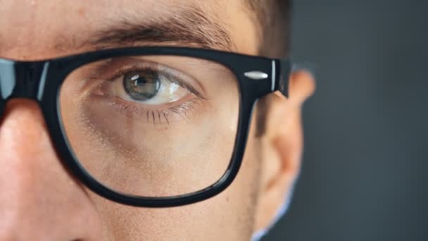 Macro ojo de hombre con anteojos. Primer plano ojo de hombre de negocios o estudiante en gafas — Vídeos de Stock