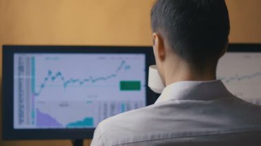 İşadamı bilgisayarda çalışıyor, kahve içiyor, dikiz aynasından bakıyor. Erkek müdür piyasadaki hisse senedi satış istatistiklerine bakıyor..