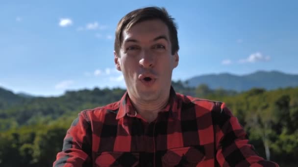 Retrato de hombre feliz emocionado gritando sí reaccionando a ganar o lograr algo en el fondo de las montañas. Lotería ganar concepto — Vídeo de stock