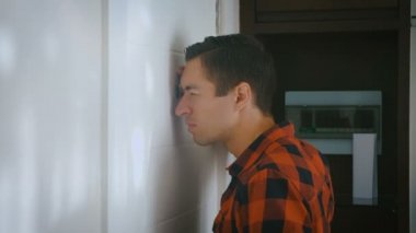 Paranoyak adam gözetleme deliğine bakarken şok oluyor. Erkek, beklenmedik bir misafirden saklanmak istiyor..