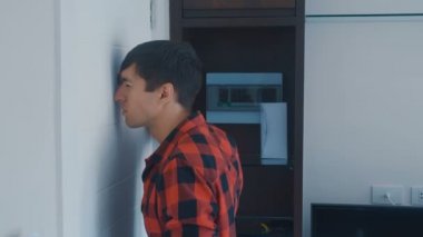 Paranoyak adam gözetleme deliğine bakarken şok oluyor. Beklenmedik bir misafir.