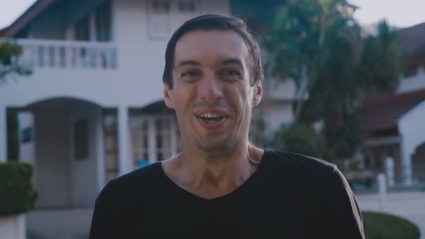 Retrato de feliz surpreendido bonito macho de pé regozijando e celebrando sua vitória fora no fundo da cidade urbana — Vídeo de Stock