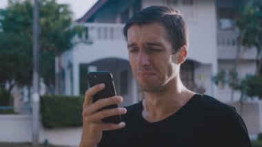 Genç adam kötü bir mesaj aldı ve ağlamaya başladı. Kötü haber..