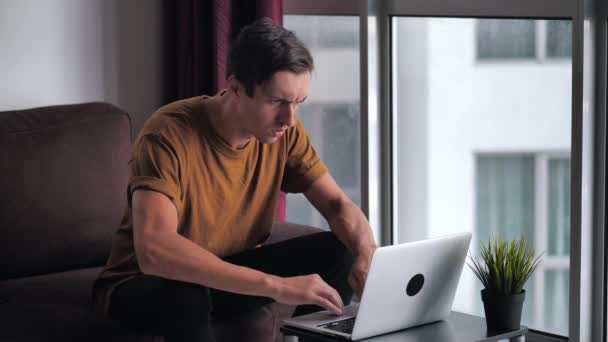 Irritado perturbado estressado homem tendo problema ao usar laptop. Homem de negócios gritando enquanto reage a perda. Conceito de decomposição nervosa . — Vídeo de Stock