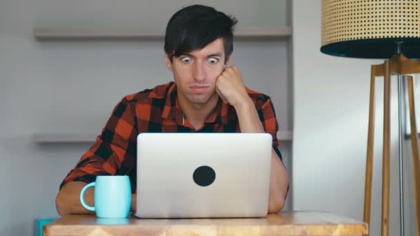 Uomo stressato e scioccato che lavora durante il lavoro al computer portatile a casa — Video Stock