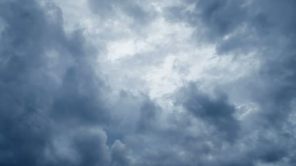 Dramatisches Gewitter mit dunklen Regenwolken am Himmel. — Stockvideo