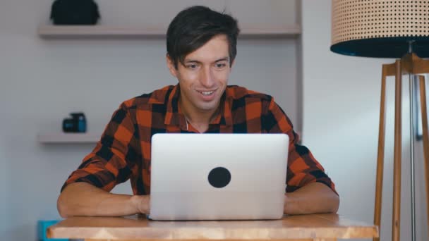Heureux jeune homme excité pigiste regardant ordinateur portable Célébrant la victoire de succès de travail à la maison — Video