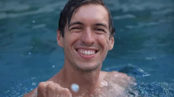 Stupito Giovane Scioccato Mostrando Sì Vincitore Gesto in Vacanza In Piscina. L'atleta nuotatore si rallegra della vittoria . — Video Stock