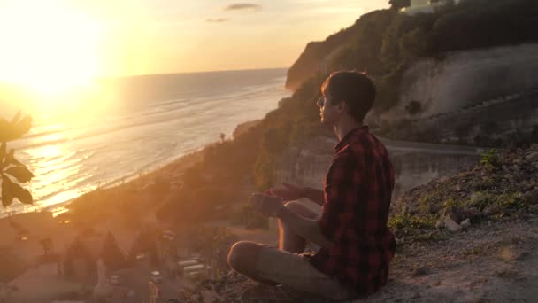 Silhouette eines Mannes, der bei Sonnenuntergang das Konzept der Religion betet. Silhouette Mann nah. — Stockvideo