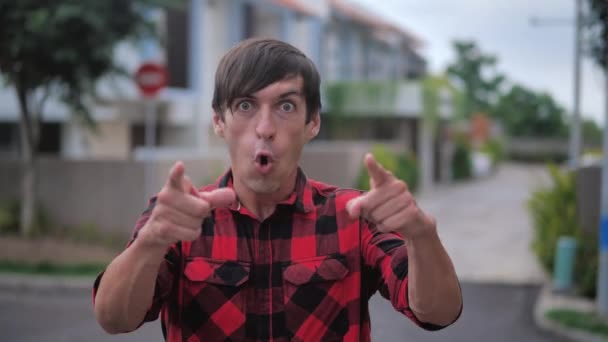 Sim Gesto Vencedor. Feliz surpreendido bonito homem em camisa xadrez de pé regozijando-se e celebrando sua vitória fora no fundo da cidade urbana . — Vídeo de Stock