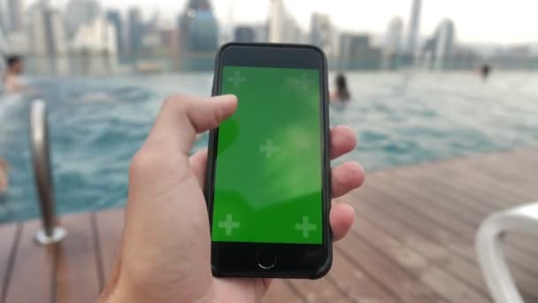 Close-up van de smartphone met Green Screen chroma toets rusten in de buurt van het zwembad, het bekijken van video op touch screen met Tracking Markers. — Stockvideo