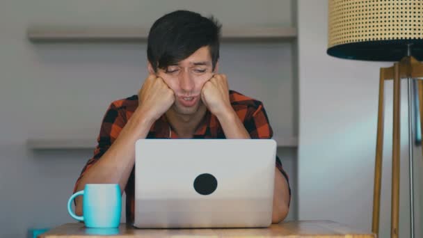 Moe verveeld freelancer man werken thuis met laptop — Stockvideo