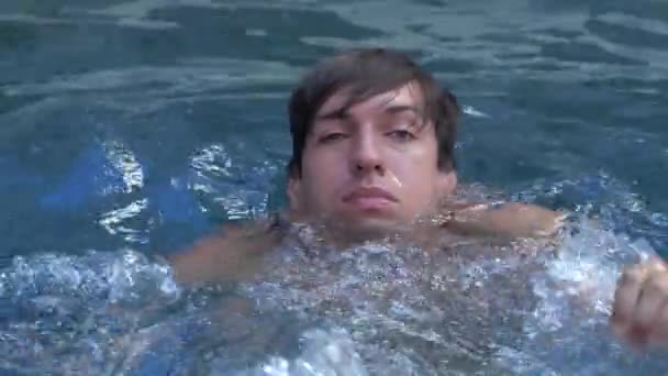 Muž se utopil v bazénu — Stock video
