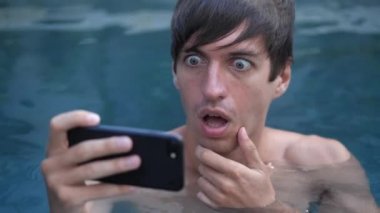 Korkmuş adam, akıllı telefonunda havuzda dinlenirken gördüğü şey yüzünden hoş olmayan bir şok geçiriyor..