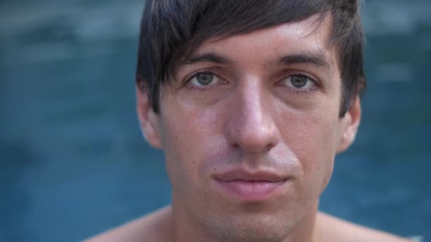 Close-up retrato de um jovem relaxa desfrutando na piscina — Vídeo de Stock