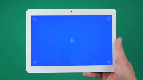 Comprimé horizontal dans le gros plan de la main isolé au fond vert. L'écran de comprimé est la clé bleue de chroma, fond avec un autre écran vert de clé de chroma . — Video