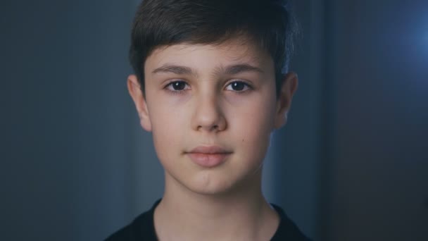 Porträtt av söt pojke i 11 år tittar på kameran hemma på kvällen — Stockvideo