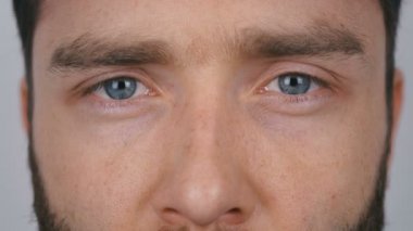 Mavi gözlü erkekler. Sakallı bir adamın yakın plan yüzü..