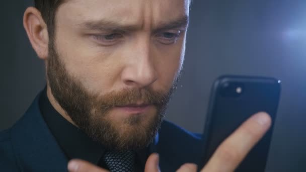 Hombre profesional celebración smartphone mensaje de lectura. Empresario serio que utiliza aplicaciones móviles útiles para la organización de gestión del tiempo de negocios — Vídeo de stock