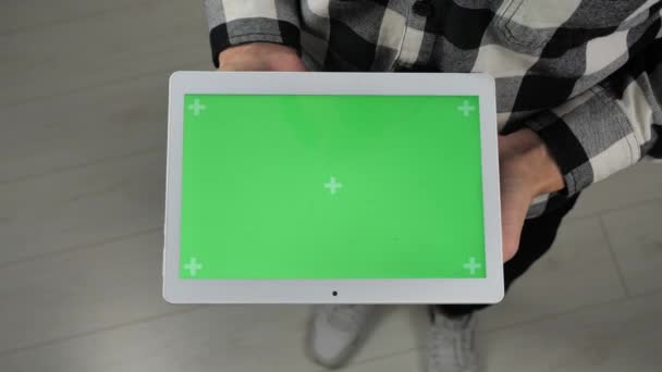 Mann steht im Büro und hält digitales Tablet mit grünem Bildschirmschlüssel — Stockvideo
