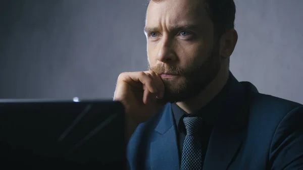 Ofis İşadamı Masasında Laptop kullanarak Gece Vakti Projesi üzerinde çalışıyor. Girişimci Yeni Fikirler Düşünüyor.