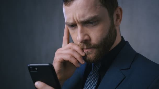 Πορτρέτο του αισιόδοξου επιχειρηματία χρησιμοποιώντας Smartphone του και Σκέψη για την επιχειρηματική συμφωνία. Φορώντας κλασσική στολή. Κοινωνικό δίκτυο. Εφαρμογές. Έξυπνα τηλέφωνα. — Αρχείο Βίντεο